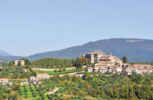 Look forward to unforgettable days in this inviting vacation home surrounded by beautiful nature.