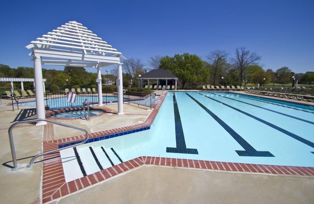 Look No Further! Full Kitchen, Pools, Onsite Sports Court for Leisure!