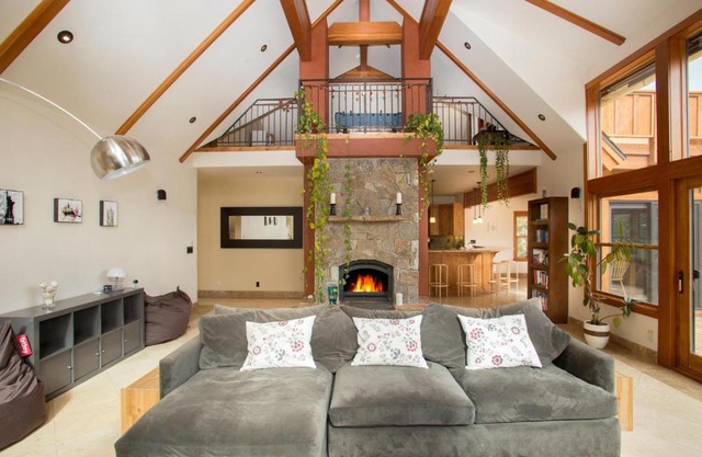 Look Out Lodge - On North Shore w Lake View, Hot Tub, Pool Table and Pet Friendly