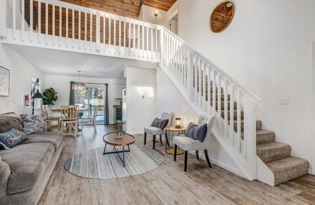 Lorraine Loft! Hot Tub & Game Room & Fire Pit