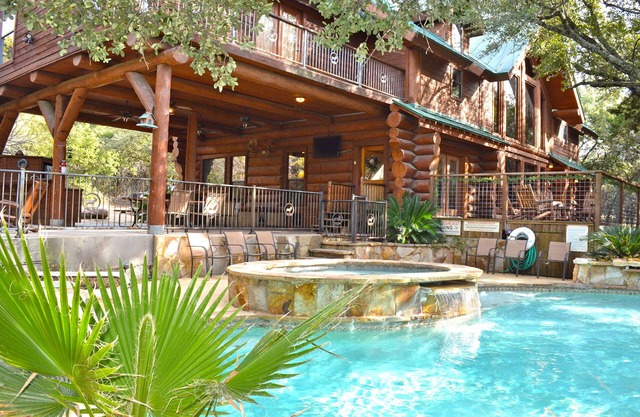 Lost Moose: Secluded retreat near Lake LBJ