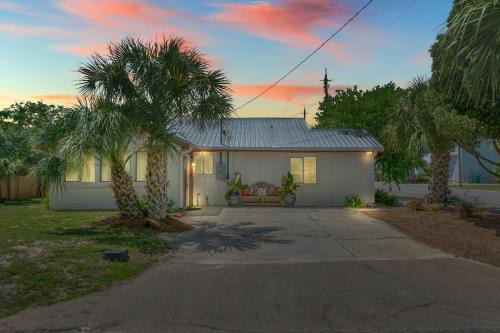 Lost Pearl - Charming 1940s Beach Cottage, 1 Block to Private Beach Access, FREE Daily Activities, and More