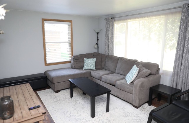 Lounge On Langlade- Less than a mile from Lambeau Field