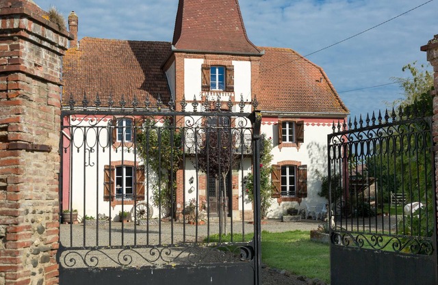 Lourdes/Tarbes/Larreule detached farmhouse
