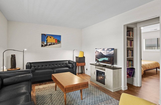 Lovable Loft w/AC, Large Balcony, King Beds, W/D, Garage, 3 Smart TVs, Fast WiFi