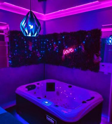 Love room avec jacuzzi intérieur proche Blagnac