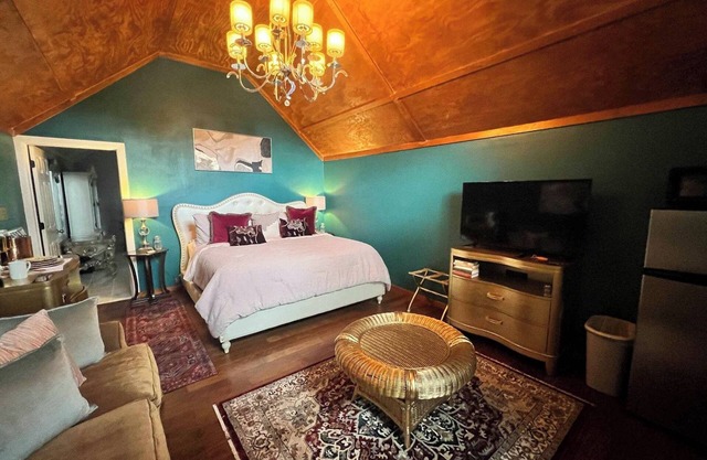 LOVE SHACK! NEW HOT TUB, SOAKER TUB, KING BED, PINE TREES, EAST TEXAS STAY