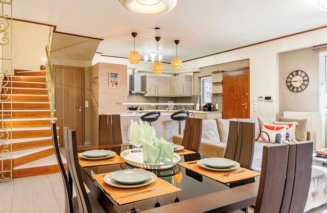 Lovehome-4BD Villa with views,dinners-close to airport, MEC ΑΕ,bus stop, Railway