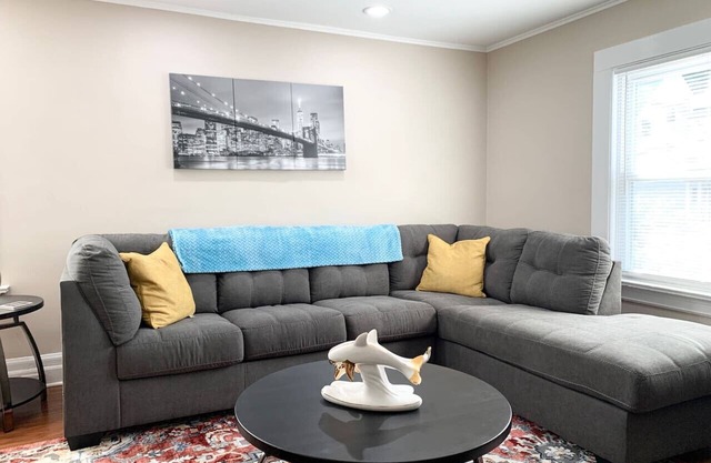 Lovely 1 BD downtown 2F apt in quite neighborhood