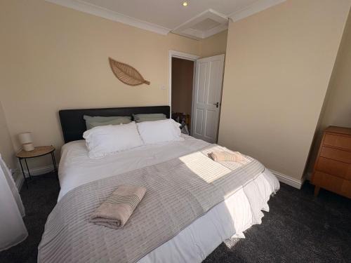 Lovely 1 Bed flat in high street - 4 min walk to beach- 300m