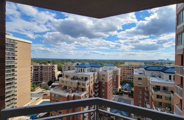 Lovely 1-Bedroom Condo with Pool and City View
