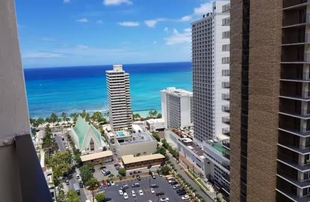 Lovely 1-bedroom w/ocean view, WiFi, AC & FREE Parking