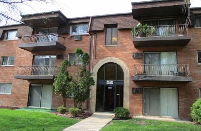 Lovely 2 Bedroom Condo With Pool