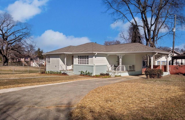 Lovely 2-bedroom mid-century house with AC in Birmingham