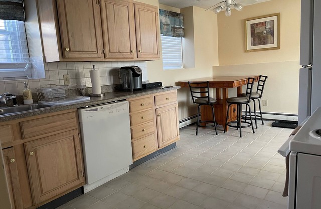 Lovely 2-bedroom rental unit w/free parking