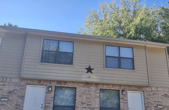 Lovely 2 Bedroom Townhouse in ❤️ of Longview!