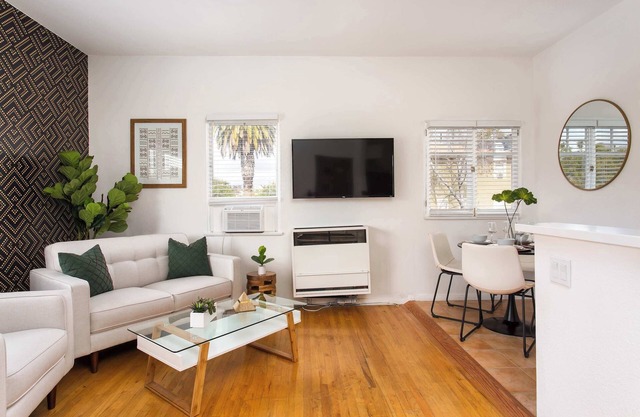 Lovely 2BR Apt | Sleeps 5, WiFi + Kitchen