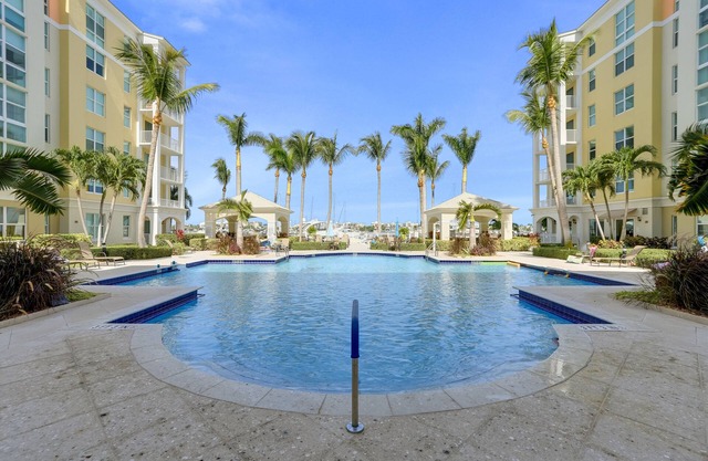 Lovely 2Br. Penthouse - resort style!