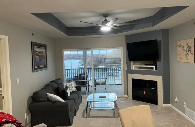 Lovely 3-bed 3-bath condo right on the lake