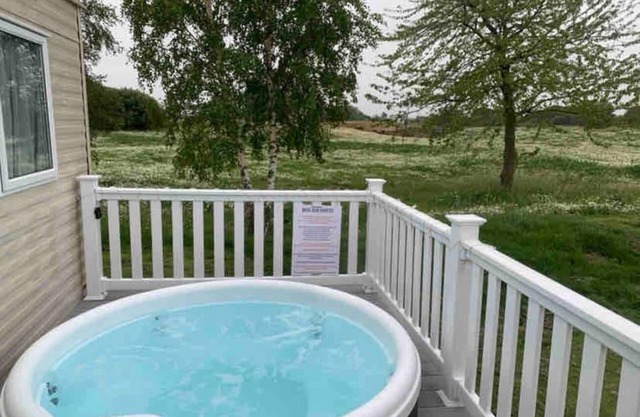 Lovely 3-Bed Caravan with Hot Tub in Lincolnshire