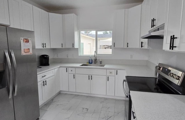 Lovely 3-bedroom house, 5 beds, Sleeps 10 with AC, FREE coffee & laundry