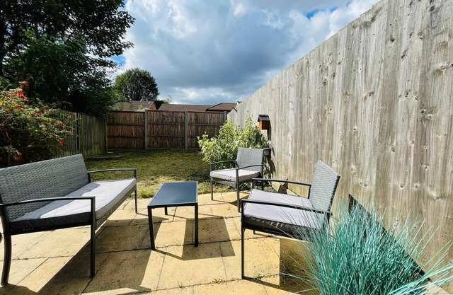 Lovely 4-bed House in Luton