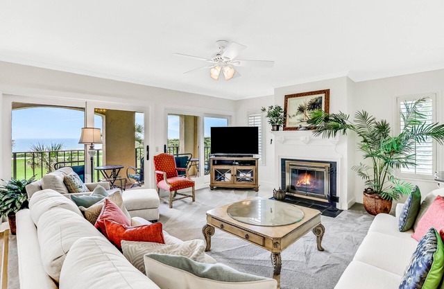 Lovely Amelia Island Condo with pool, W/D & central AC