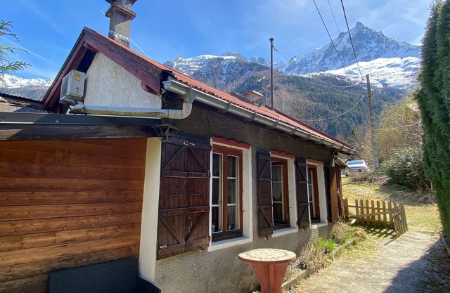 LOVELY AND TIPICAL MOUNTAIN CHALET IN FRONT OF MOUNT BLANC, 800 ME FROM CENTER