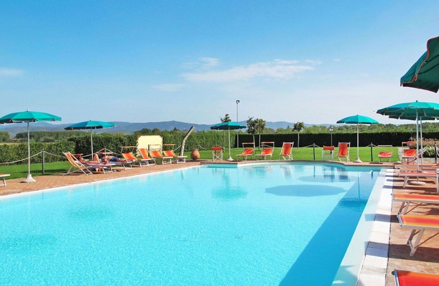 Lovely apartment for 4 guests with WIFI, pool, A/C, TV, patio and pets allowed