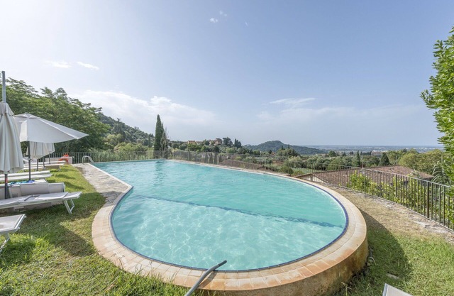 Lovely apartment for 4 guests with pool, WIFI, TV, panoramic view and parking, close to Viareggio