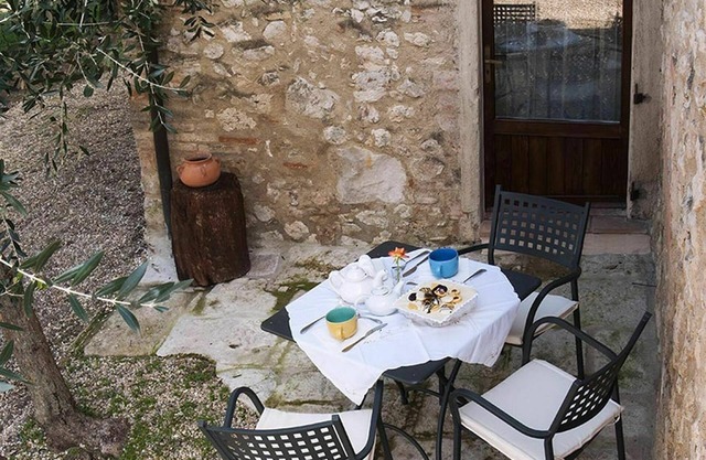 Lovely apartment in villa with pool, WIFI, A/C, TV, patio, panoramic view, close to San Gimignano