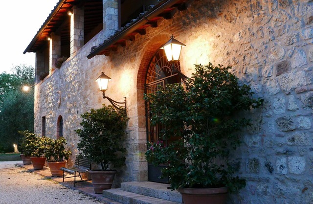 Lovely apartment in villa with pool, WIFI, TV, patio and panoramic view, close to San Gimignano