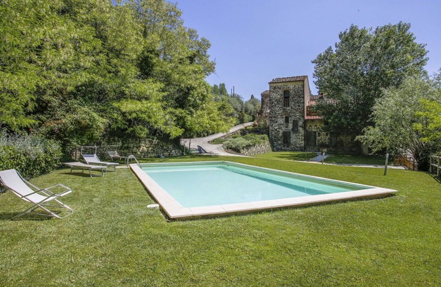 Lovely apartment in villa for 3 guests with pool, WIFI, TV, patio and pets allowed