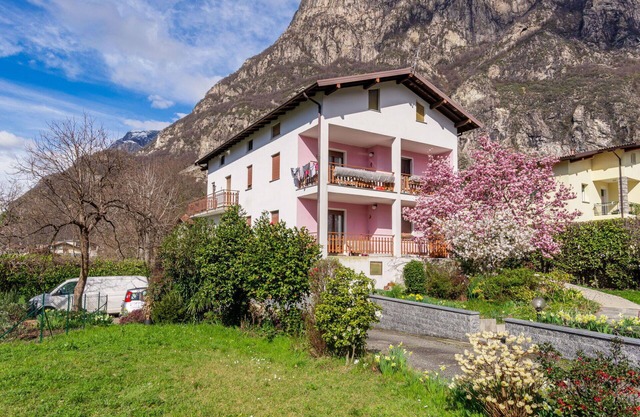 Lovely apartment for 6 people with WIFI, TV, patio, pets allowed and parking