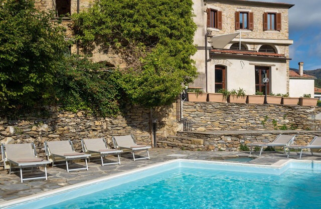 Lovely apartment for 8 people with pool, WIFI, TV, patio, pets allowed and panoramic view