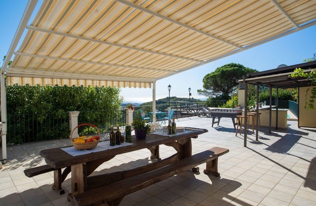 Lovely apartment for 30 people with A/C, WIFI, pool, hot tub, TV and patio