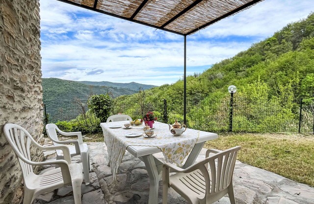 Lovely apartment for 4 people with pool, WIFI, patio, pets allowed and panoramic view
