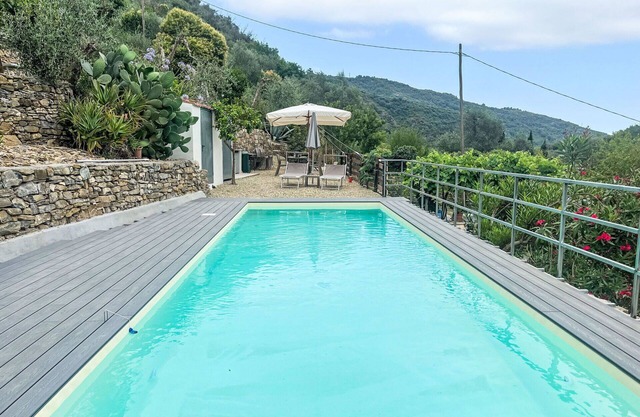 Lovely apartment for 4 guests with WIFI, A/C, pool, TV, patio and pets allowed