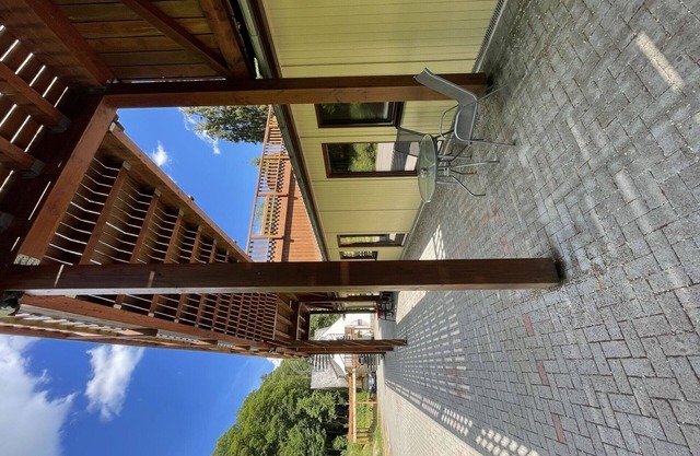 Lovely apartment for 5 people with hot tub, WIFI, TV, patio, pets allowed and parking