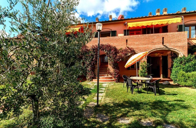 Lovely apartment for 5 guests with A/C, pool, WIFI, TV and veranda, close to San Gimignano