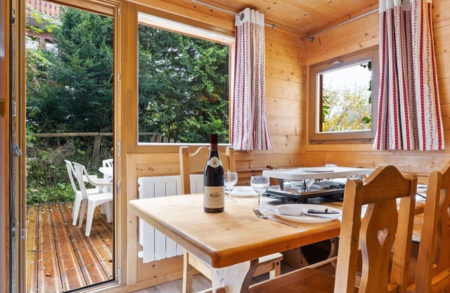 Lovely apartment for 6 guests with WIFI, TV, terrace and parking