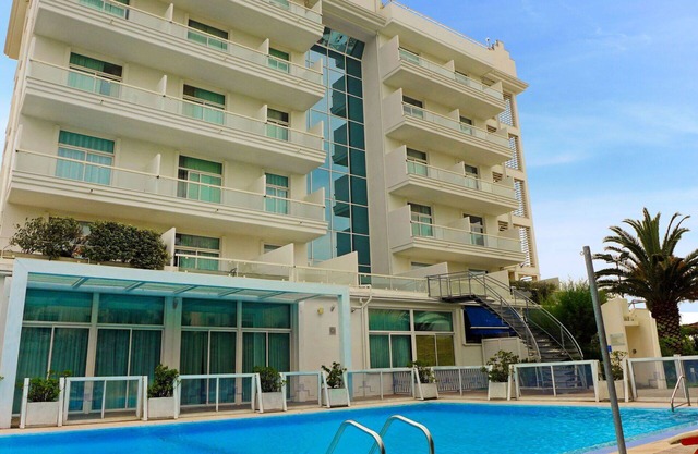 Lovely apartment for 4 guests with A/C, pool, WIFI, TV, patio and pets allowed