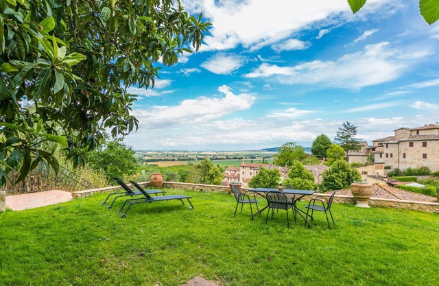 Lovely apartment for 3 people with WIFI, TV, patio, pets allowed and panoramic view