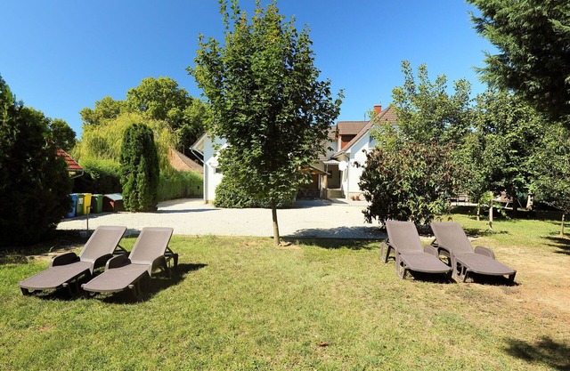 Lovely apartment for 15 people with A/C, WIFI, TV, patio and pets allowed