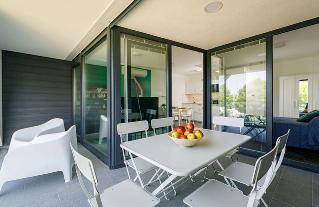 Lovely apartment for 6 guests with WIFI, A/C, pool, TV, terrace and pets allowed