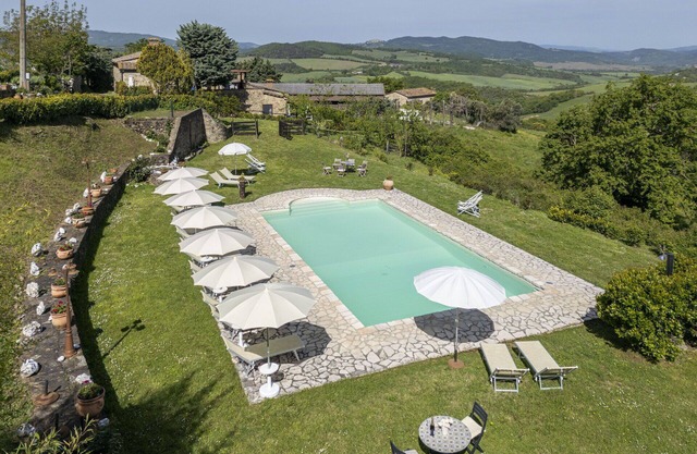 Lovely apartment in villa for 7 guests with WIFI, pool