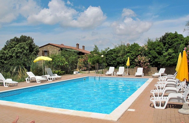 Lovely apartment in villa for 6 people with pool, WIFI, TV, terrace and pets allowed