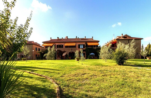 Lovely apartment with pool, A/C, WIFI, TV, patio and panoramic view, close to San Gimignano