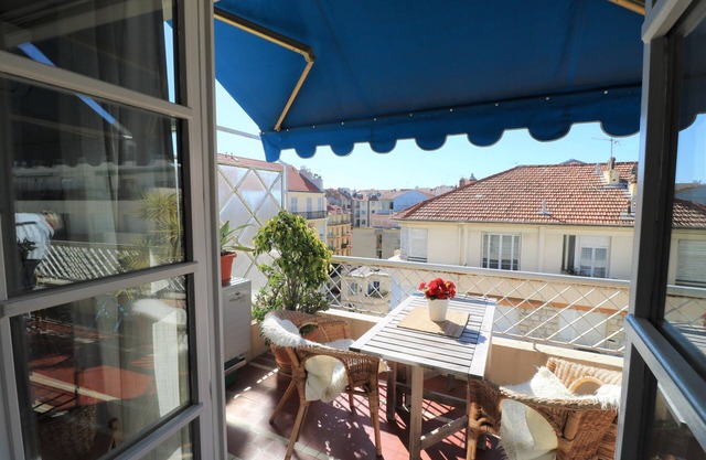 Lovely balcony in Musiciens, central Nice.