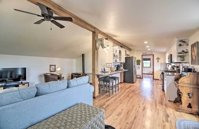 Lovely Barn Loft w/Mountain Views on Horse Estate